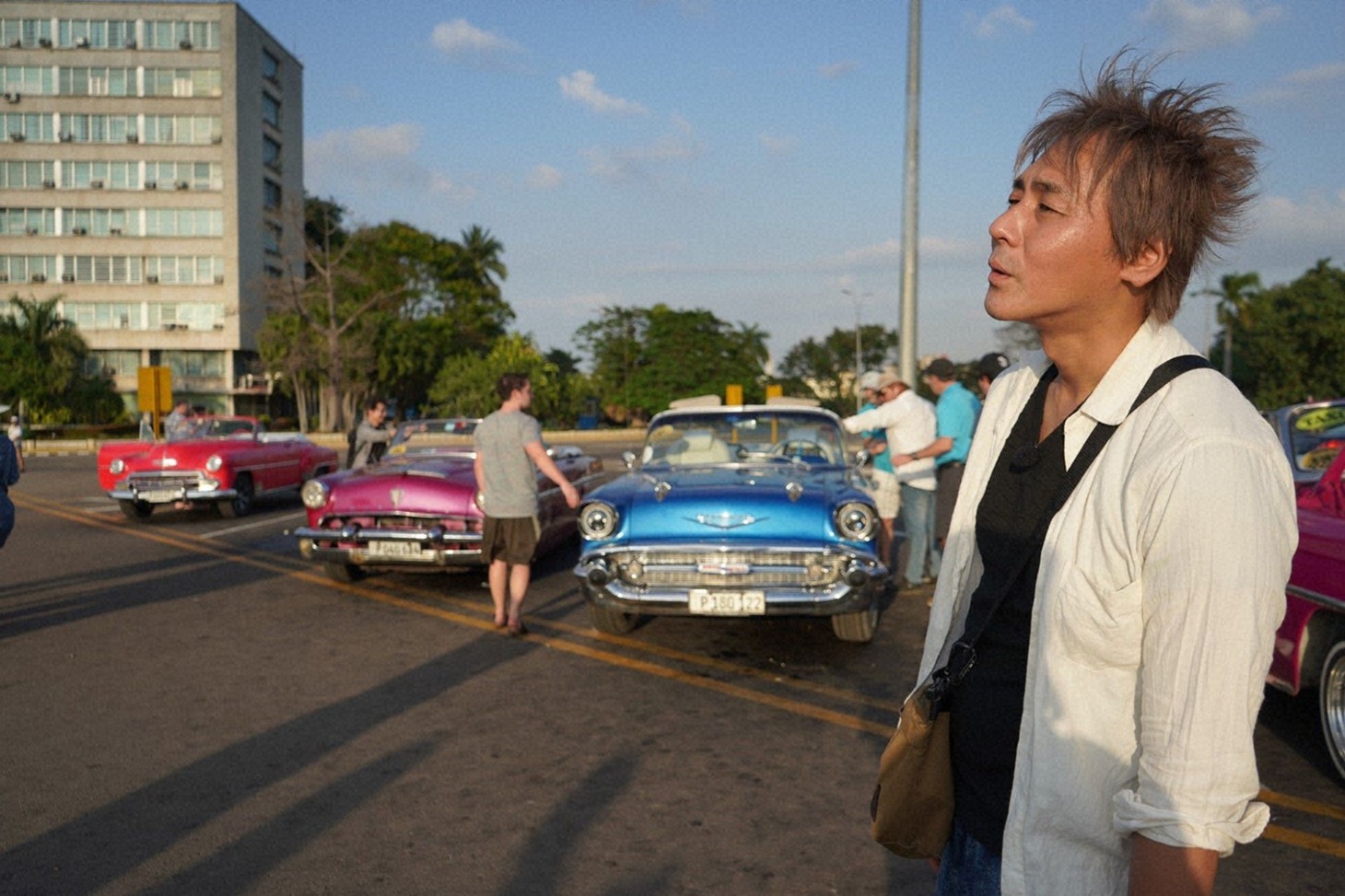 キューバを訪れるヒロシ（右）。(c)BS朝日