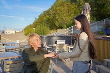 ラトビアを訪れるヒロシ（左）。(c)BS朝日