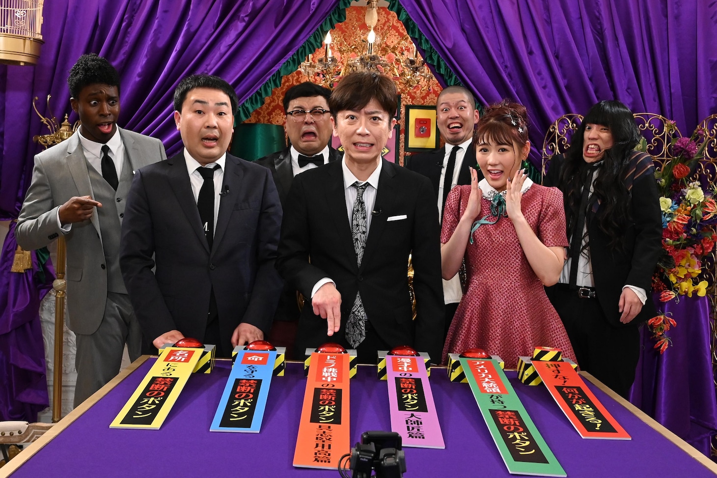 「押したらどうなる!?禁断のボタン」の出演者たち。(c)読売テレビ