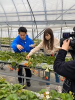 左からジャングルポケット太田、吉川七瀬。(c)チバテレ