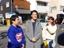 左から霜降り明星、宮崎玲衣アナウンサー。(c)静岡朝日テレビ