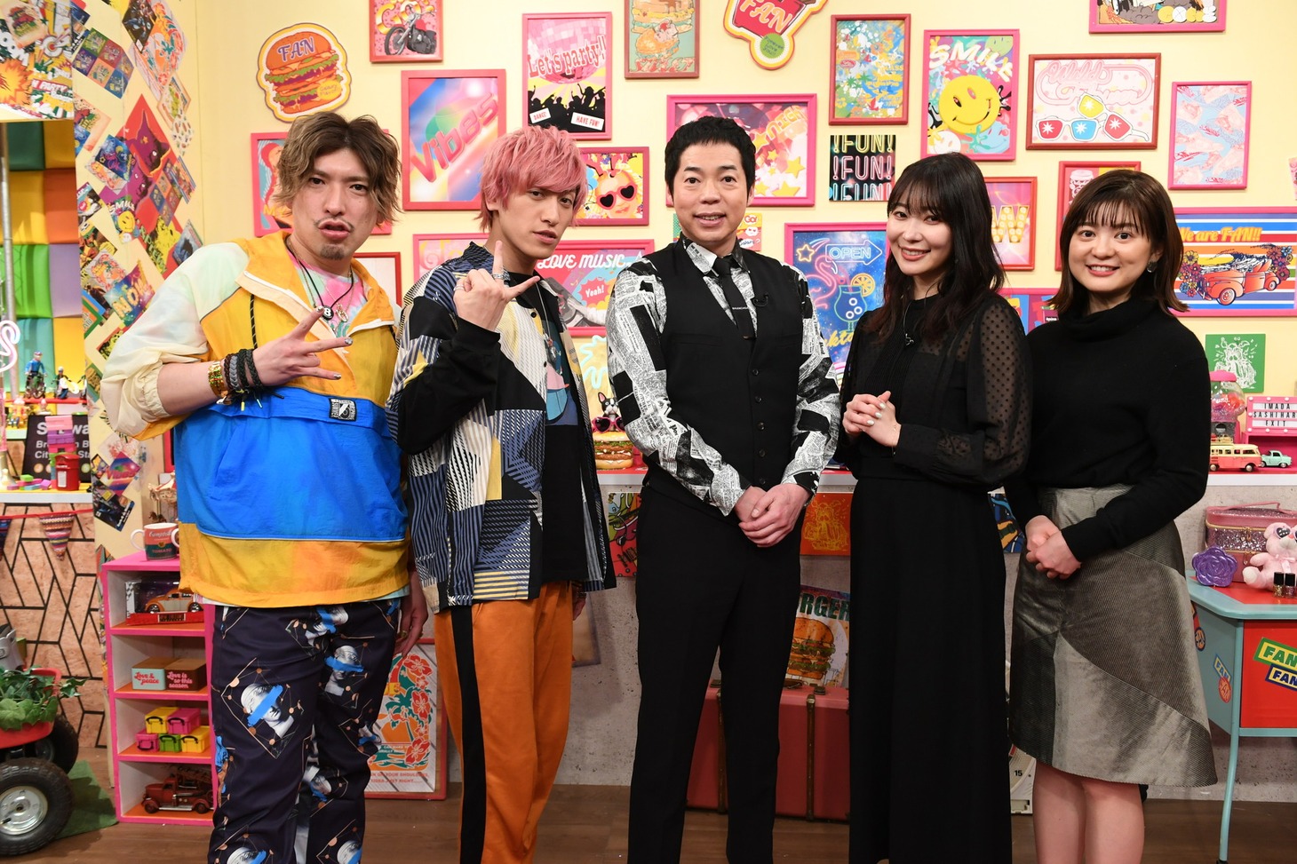 「ひかくてきファンです！」に出演する（左から）EXIT、今田耕司、指原莉乃、並木万里菜アナ。(c)テレビ朝日