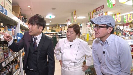 取材するFUJIWARA藤本。(c)MBS