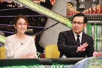 （左から）小澤陽子アナ、アリタ哲平。(c)フジテレビ