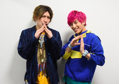 「Abema」の「A」ポーズのりんたろー。（左）と「Prime」の「P」ポーズの兼近（右）。兼近の「P」はこちらから見ると逆向きだ。