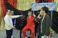 EXITりんたろー。が進化系罰ゲームを体験する様子。(c)テレビ朝日