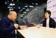 シム・ウンギョン（右）とトークする笑福亭鶴瓶（左）。(c)ニッポン放送