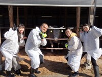 左から橘花怜、カミナリ、伊達花彩。(c)KHB