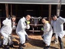 左から橘花怜、カミナリ、伊達花彩。(c)KHB