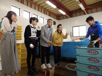 「カミナリが行く！宮城（秘）グルメドライブ」のワンシーン。(c)KHB