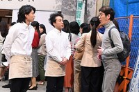 コント「ブーム終わらせおじさん」に出演する（左から）伊藤健太郎、ムロツヨシ、ココリコ田中。(c)NHK
