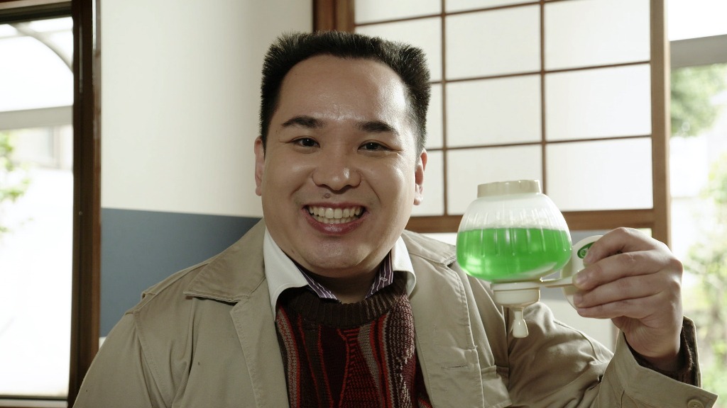 再現ドラマに出演するミルクボーイ内海。(c)TBS