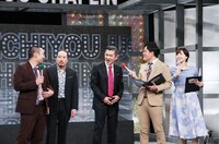 進行役の千鳥とトークする笑い飯。