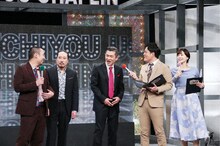 進行役の千鳥とトークする笑い飯。