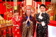 「かまいたちの机上の空論城」に出演する、かまいたちと渋谷凪咲（左）。(c)関西テレビ