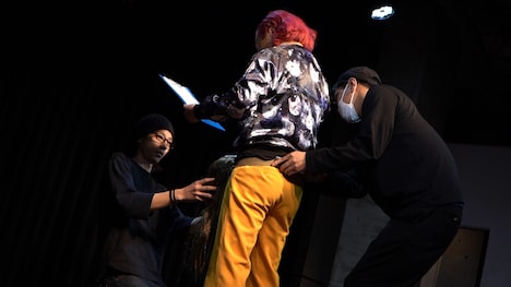 特殊なベルトを装着する永野。