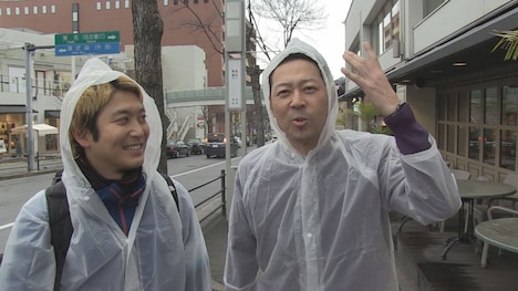 （左から）トラッシュスター中山、東野幸治。(c)CBC