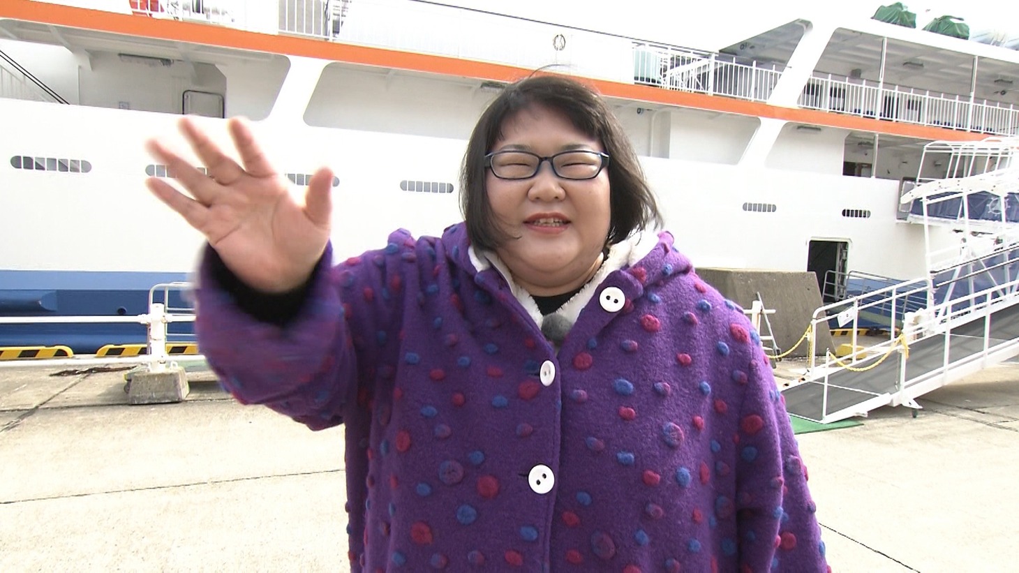 「相席食堂」に出演するメイプル超合金・安藤なつ。(c)ABCテレビ