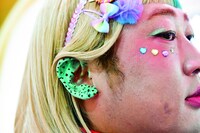 耳をチョコミント色に塗る「ミミミント」。（撮影：浅田政志）