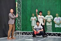 ティモンディ高岸の球を受ける赤星憲弘（左）。(c)MBS