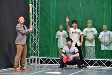 ティモンディ高岸の球を受ける赤星憲弘（左）。(c)MBS