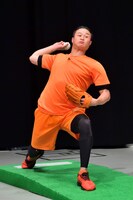 ピッチングを披露するティモンディ高岸。(c)MBS