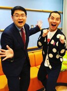 三遊亭とむ（右）と福島暢啓アナウンサー（左）。