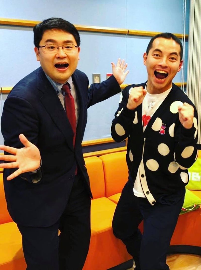 三遊亭とむ（右）と福島暢啓アナウンサー（左）。