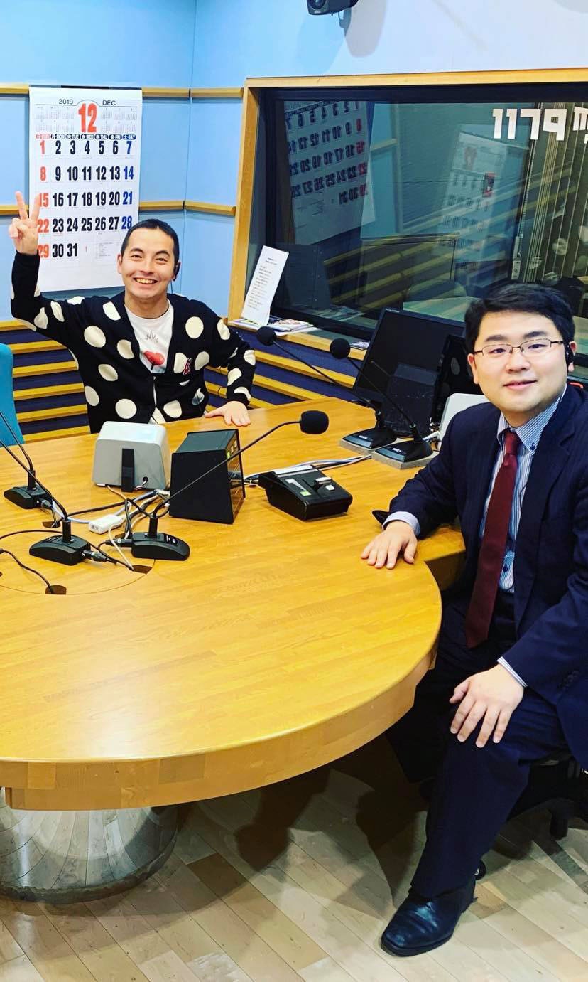 三遊亭とむ（左）と福島暢啓アナウンサー（右）。