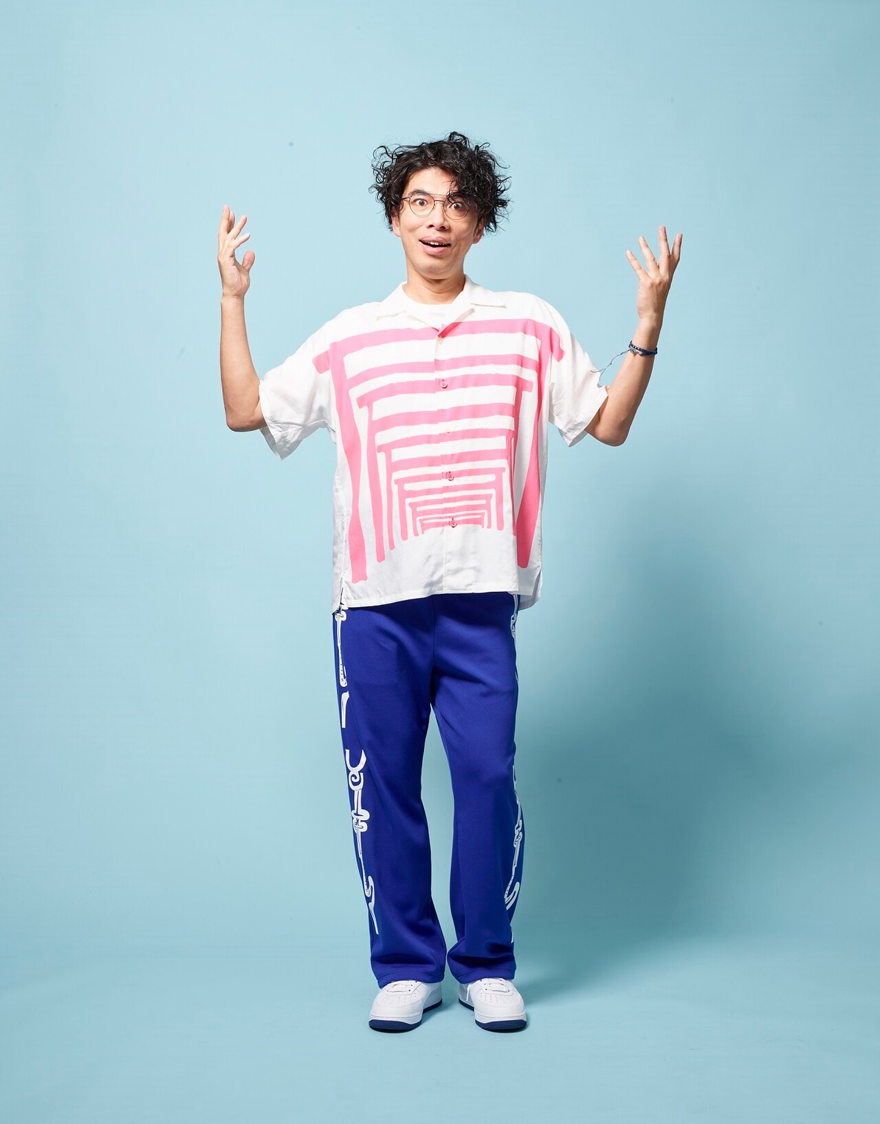 「LUTD」のアイテムを着用した片桐仁。