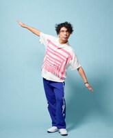 「LUTD」のアイテムを着用した片桐仁。