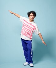 「LUTD」のアイテムを着用した片桐仁。