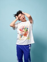 「LUTD」のアイテムを着用した片桐仁。