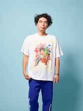 「LUTD」のアイテムを着用した片桐仁。