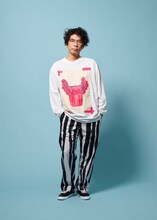 「LUTD」のアイテムを着用した片桐仁。