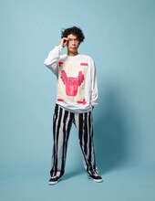 「LUTD」のアイテムを着用した片桐仁。