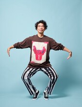 「LUTD」のアイテムを着用した片桐仁。