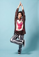 「LUTD」のアイテムを着用した片桐仁。