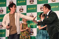 柴田（左）の登場シーンをやり直そうとするアンタッチャブル。