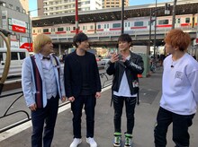 中目黒にやって来た和牛とTHE RAMPAGE from EXILE TRIBEの岩谷翔吾、浦川翔平。(c)関西テレビ