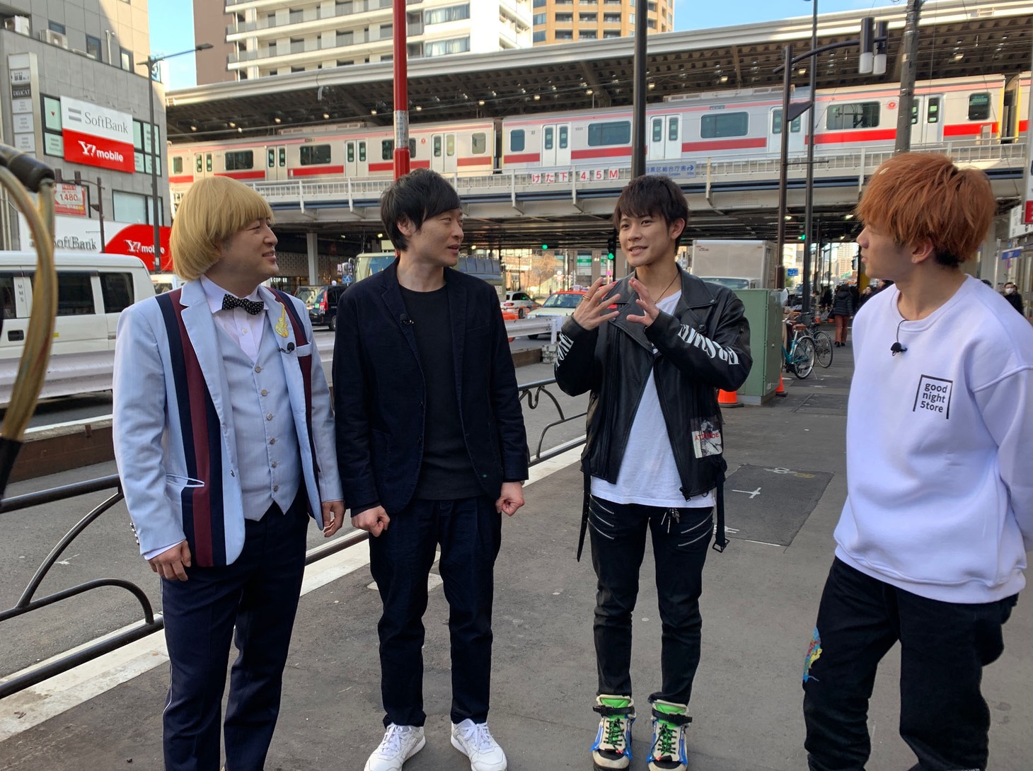 中目黒にやって来た和牛とTHE RAMPAGE from EXILE TRIBEの岩谷翔吾、浦川翔平。(c)関西テレビ