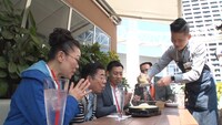 飲食店でオムライスを食べようとする一行。(c)ABCテレビ