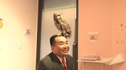 フクロウを角刈り頭に乗せるミルクボーイ内海。(c)ABCテレビ