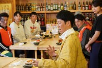 小籔千豊（手前）ら。(c)関西テレビ