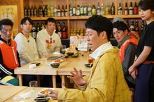 小籔千豊（手前）ら。(c)関西テレビ