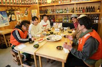 「ムリヤリ経験団」として出演する芸人たち。(c)関西テレビ