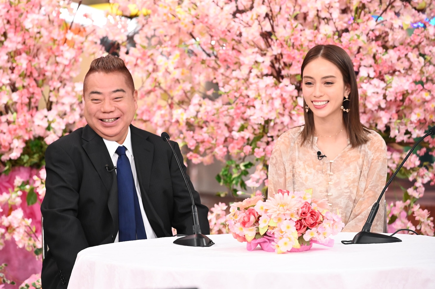 左から出川哲朗、滝沢カレン。(c)日本テレビ