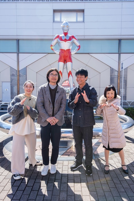 左から丸山礼、ふかわりょう、神保悟志、どんぐり。