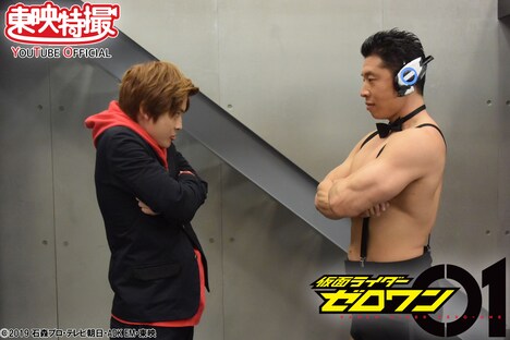 腹筋崩壊太郎と対峙する飛電或人。