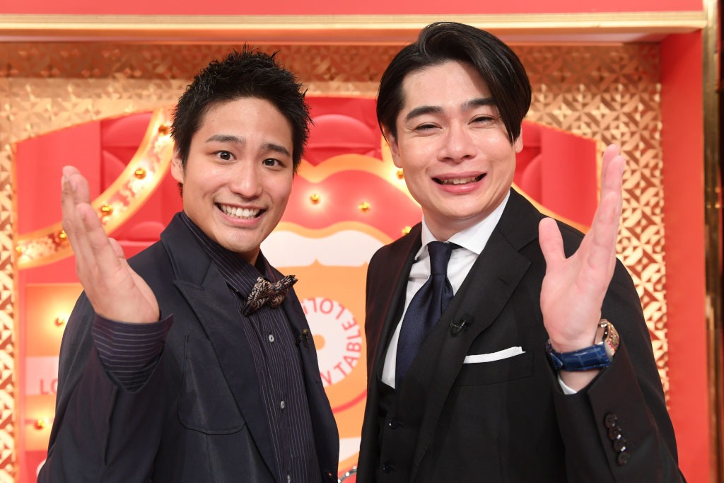 「歌ネタゴングSHOW 爆笑！ターンテーブル」MCの桐山照史（左）と平成ノブシコブシ吉村（右）。(c)TBS